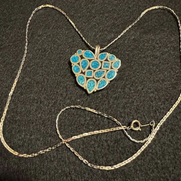 VTG 1970s Trifari silver tone heart shaped pendant necklace w/inlaid turquoise - Picture 5 of 6